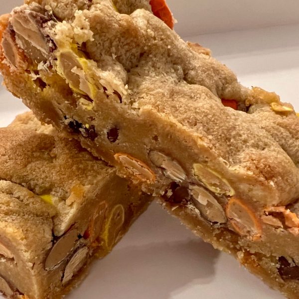 Reese’s Pieces Chocolate Chip Cookie Bar