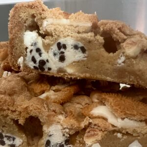Golden Cookies 'n Cream Cookie Bar